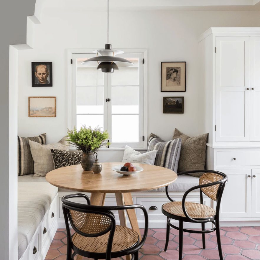 厨房的角落里有一个内置的隔间和用餐的角落