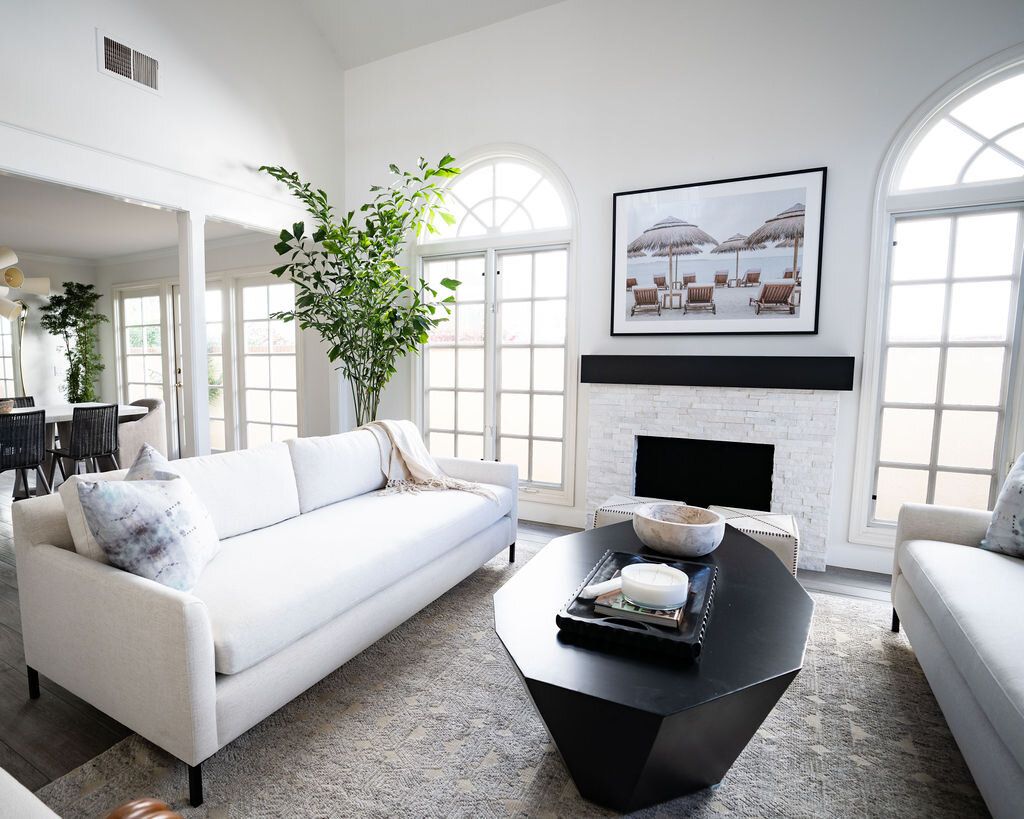 壁炉与白色门面