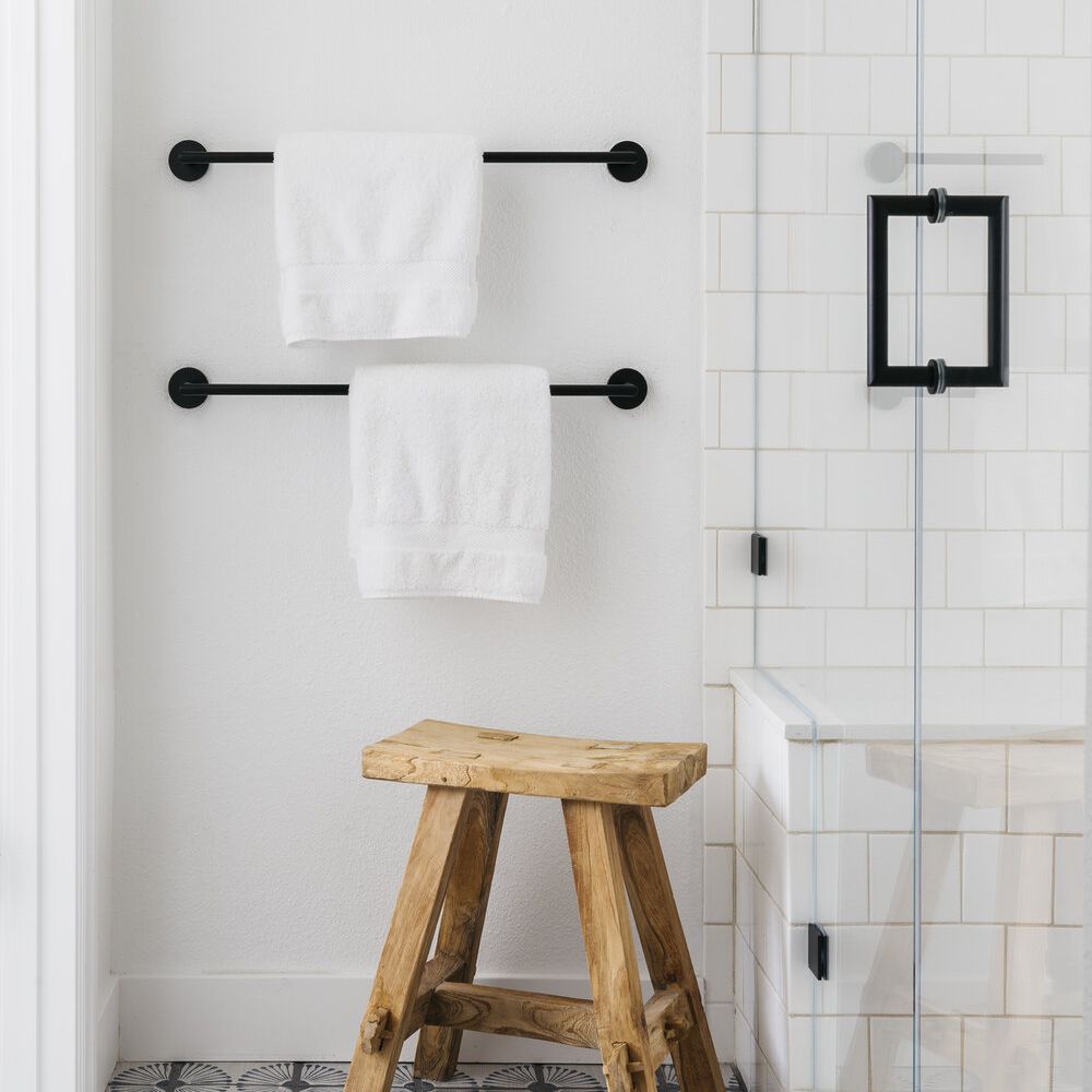 一个白色的浴室，其中一个小浴缸