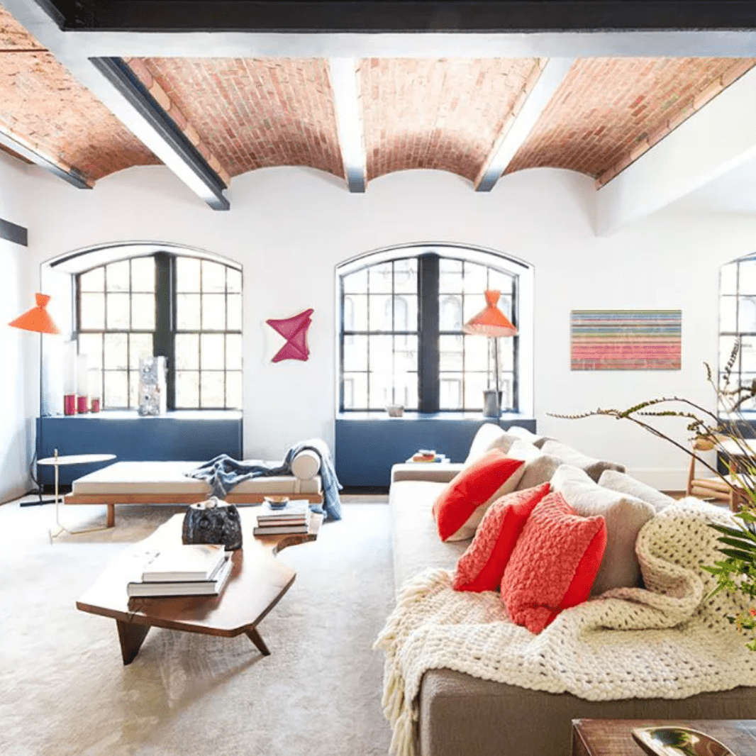 阁楼式客厅，长沙发漂浮在中间