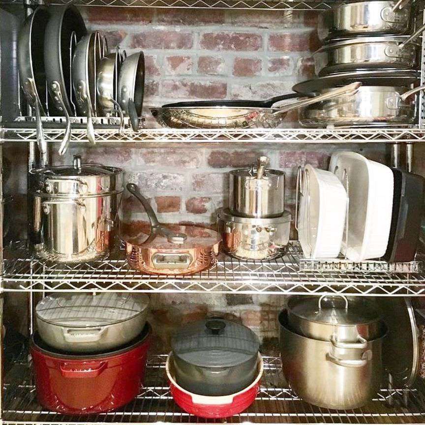 银架子上的平底锅