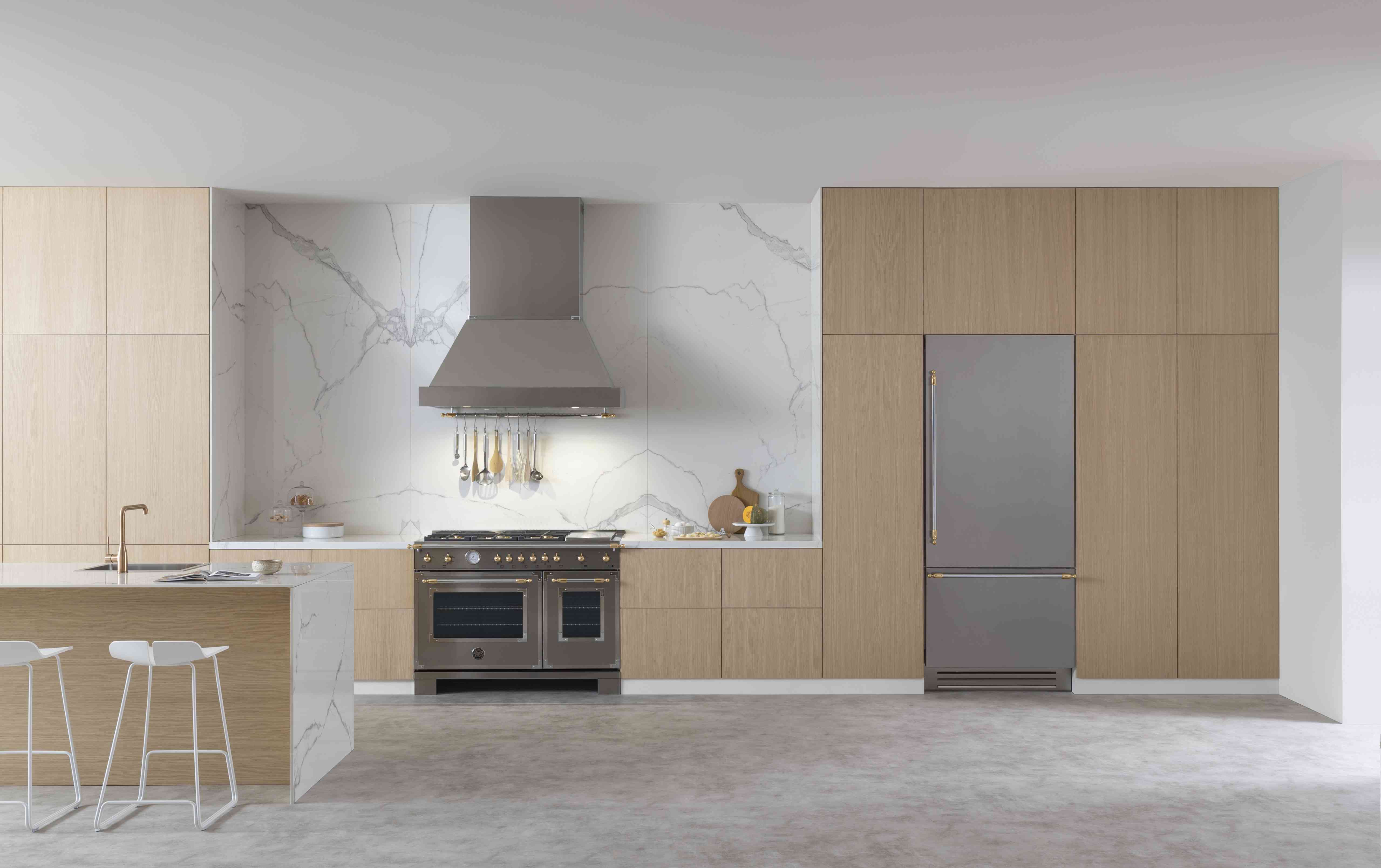 带光柜的时尚厨房。