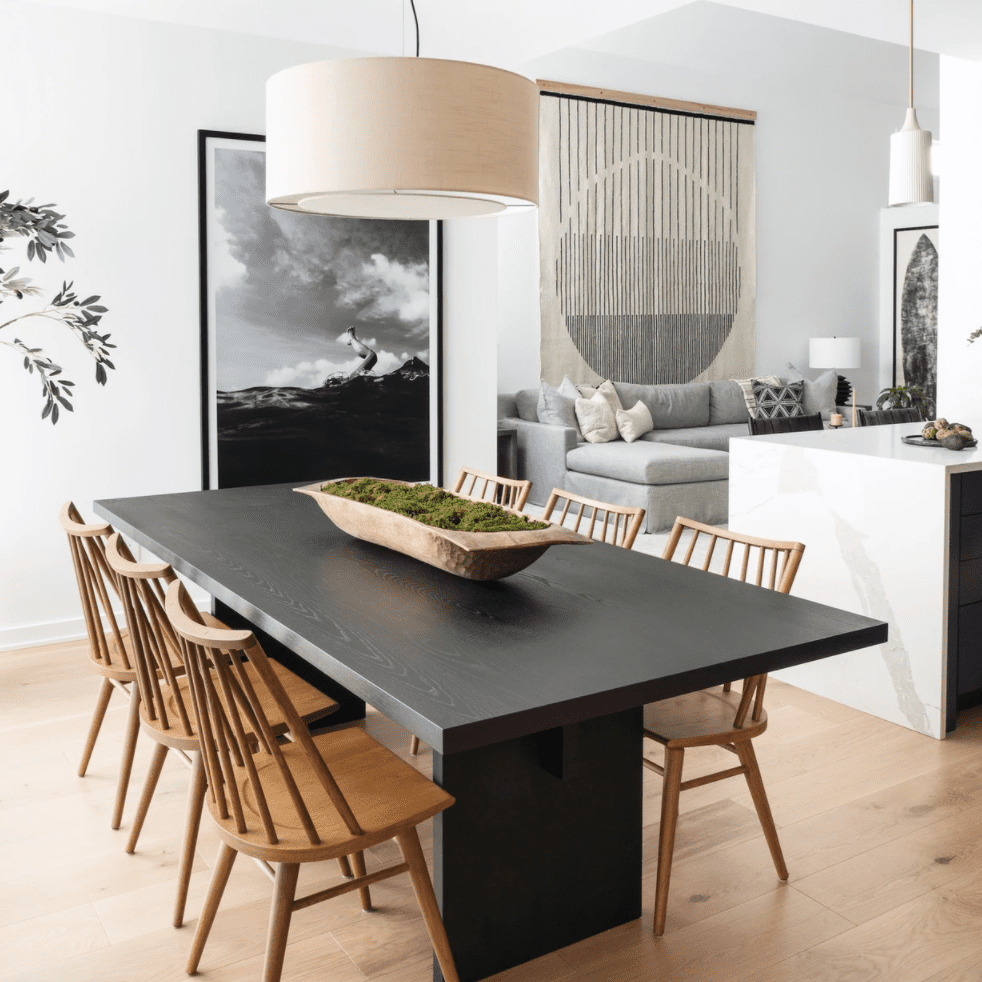 一张黑色的餐桌，上面有一个长满苔藓的大花盆