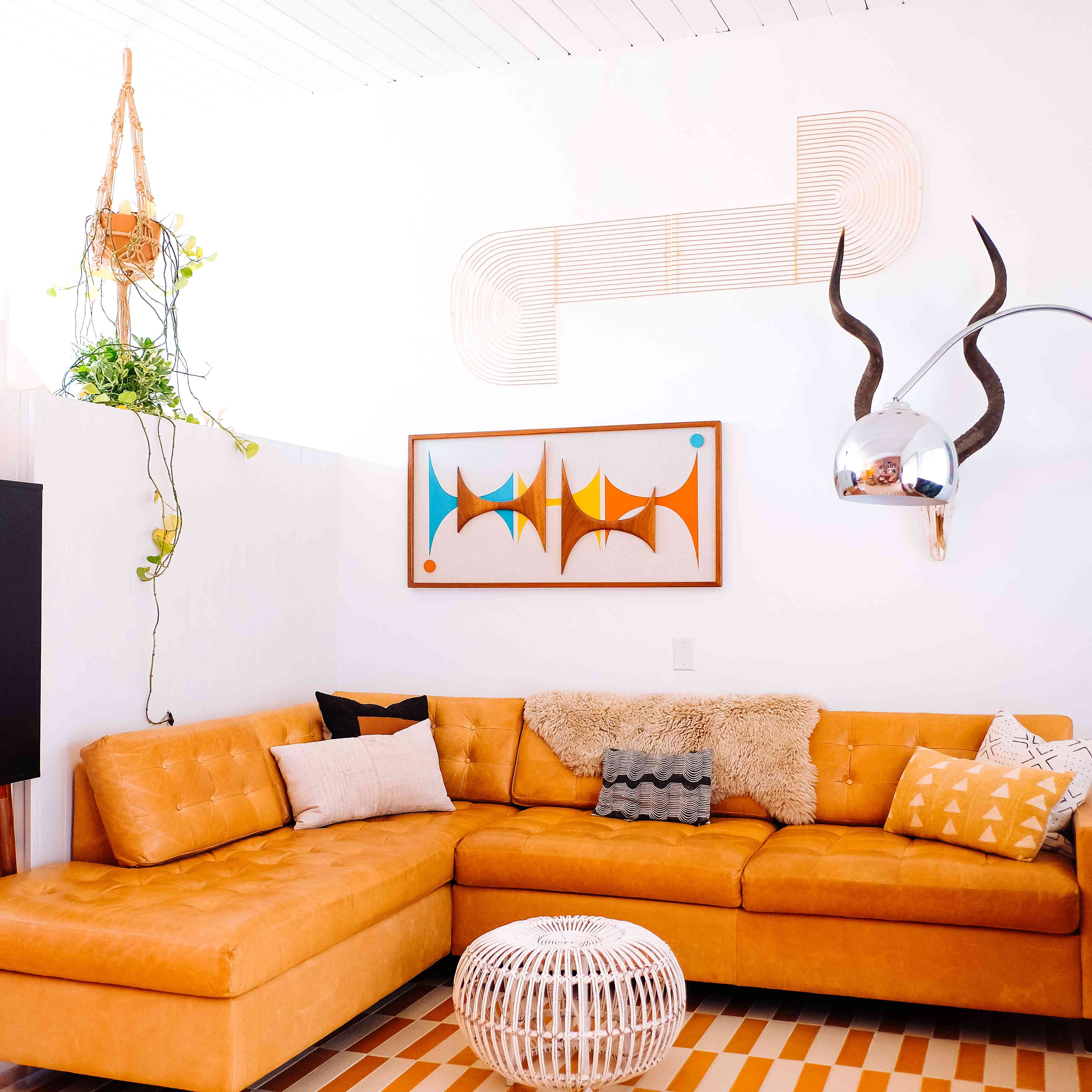 客厅的橙色沙发