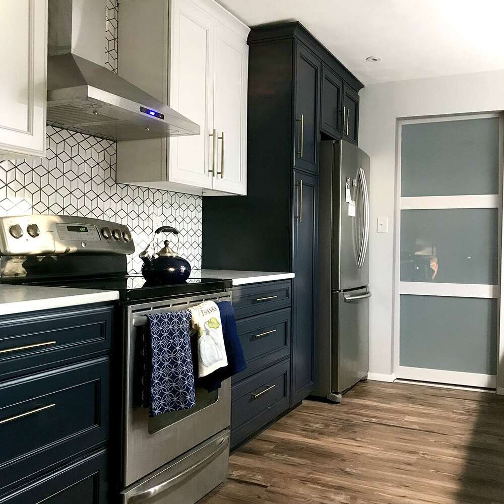 最好的厨房理念 - 蓝色橱柜带图案的后挡板