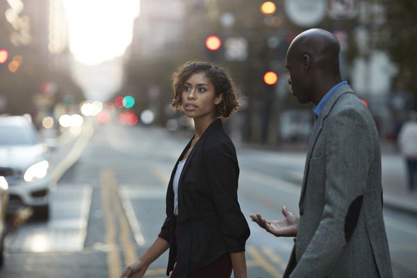 一对夫妇在街上聊天