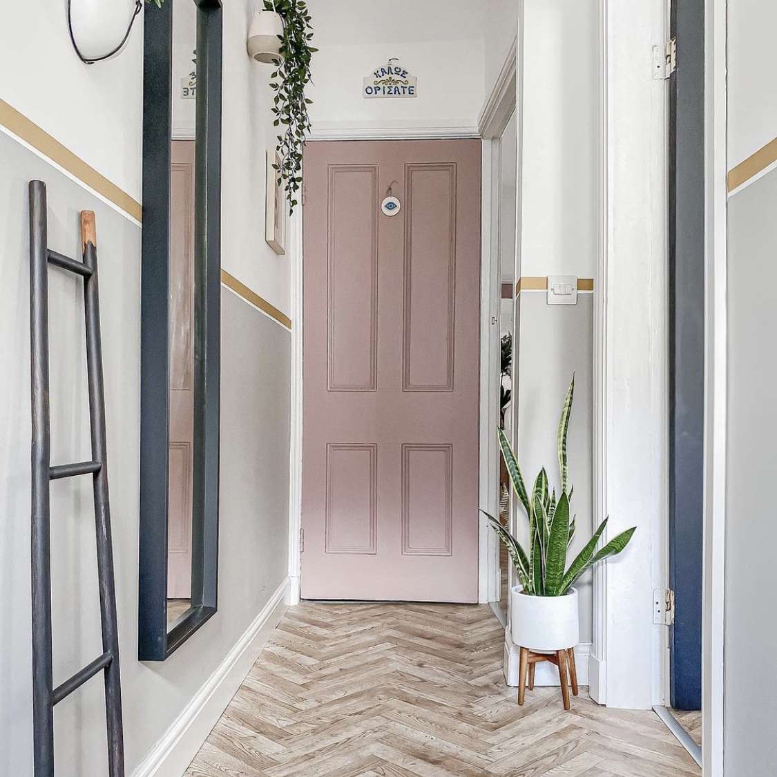 浅灰色凸块入口。