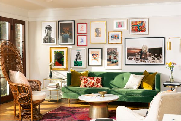 五颜六色的客厅以框架黑色艺术家打印。