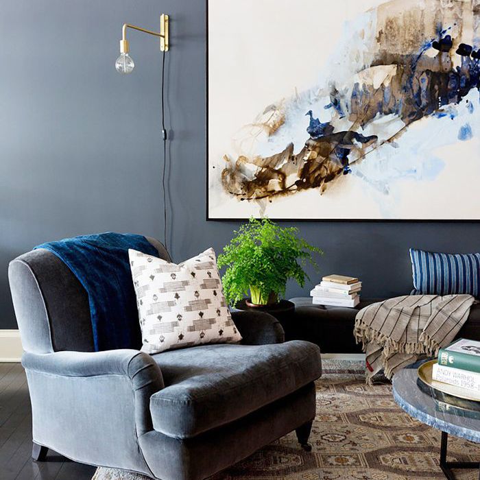 灰色墙壁的现代客厅