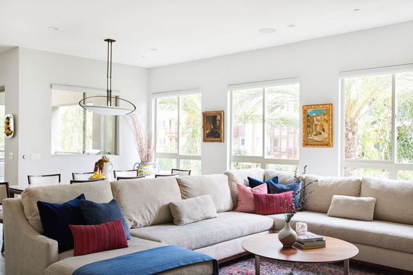 中性米色沙发与条纹枕头。