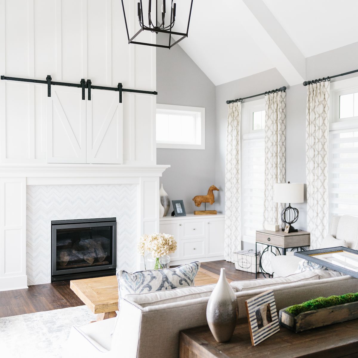 客厅里有镶板壁炉