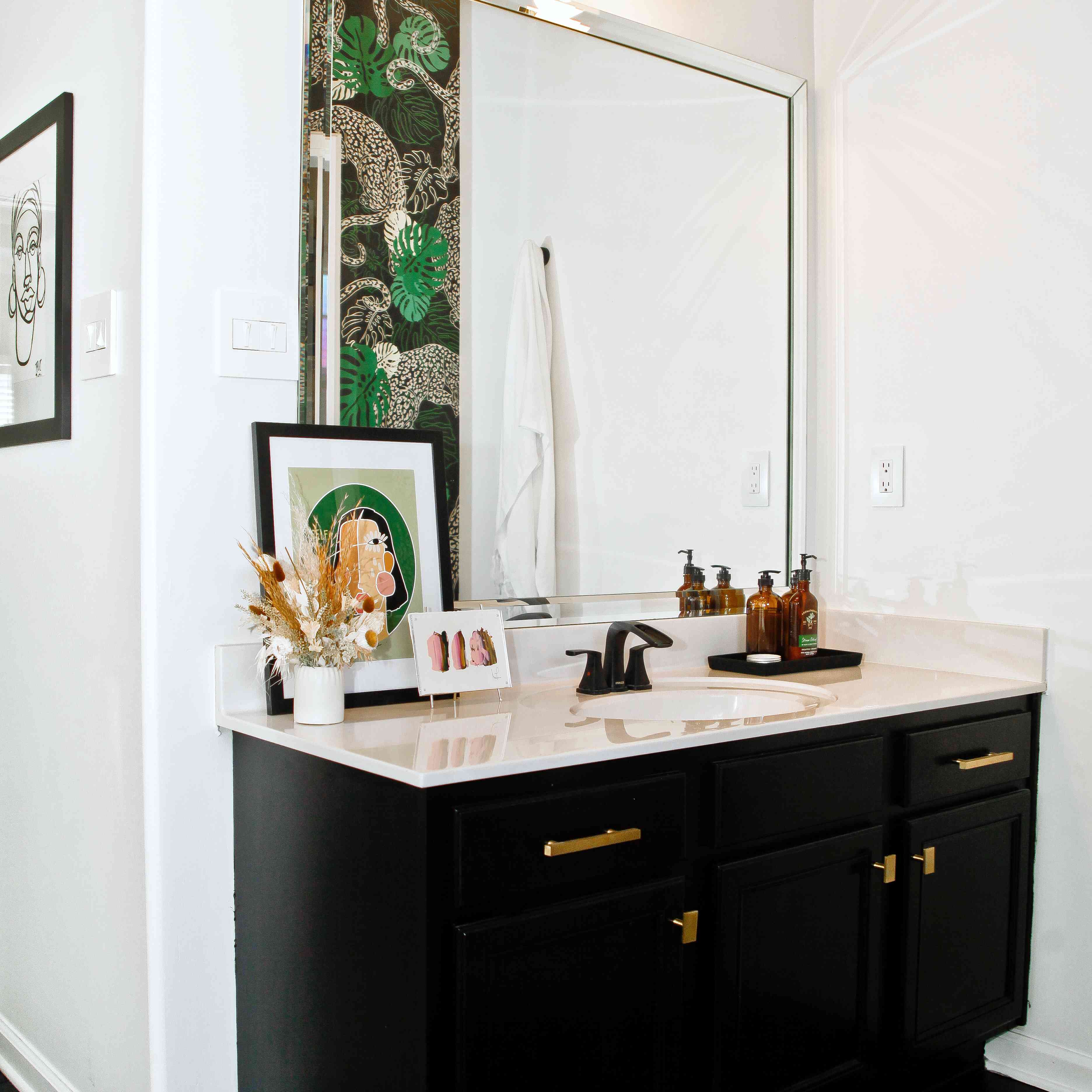 一个房间我永远不会忘记 -  laquita泰特虚荣与壁灯和学习艺术品