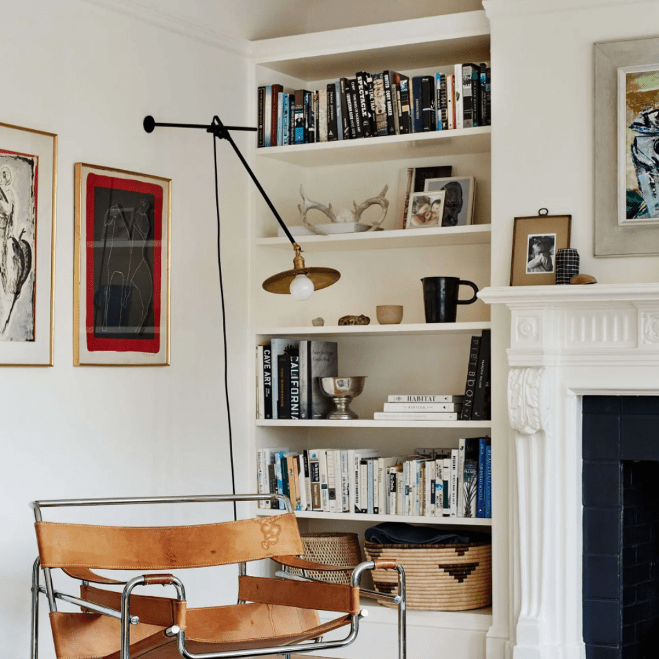 有工业家具和装饰的客厅