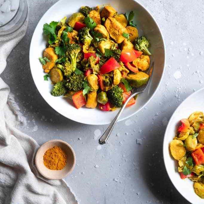 即食锅姜黄鸡和蔬菜