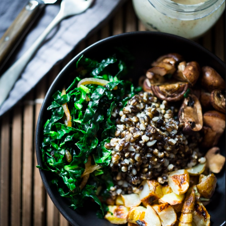 烤菊芋和大麦碗