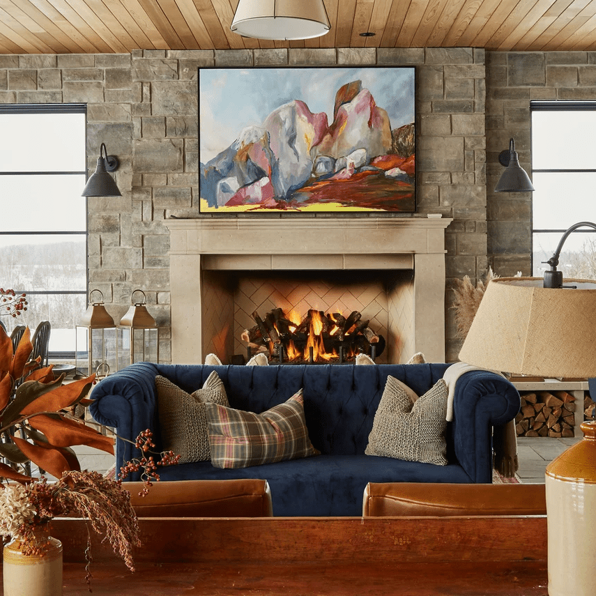 带弯曲沙发和大型油画的客厅。