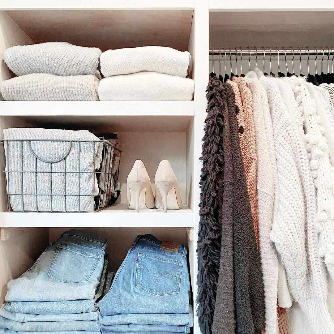 放折叠牛仔裤的衣橱