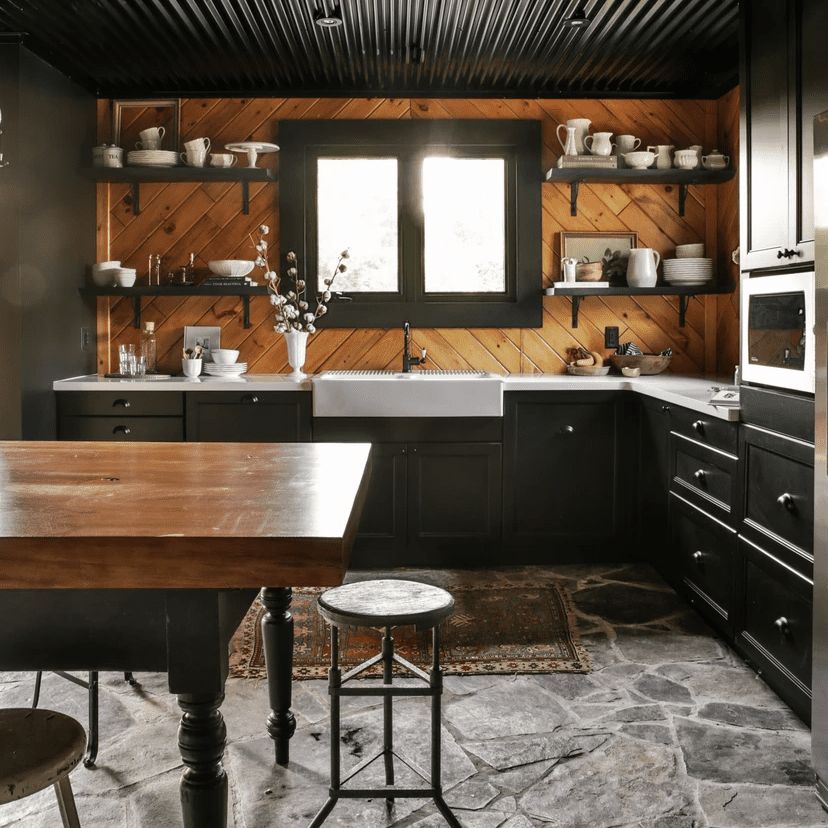 有黑色天花板和石砌地板的舒适厨房