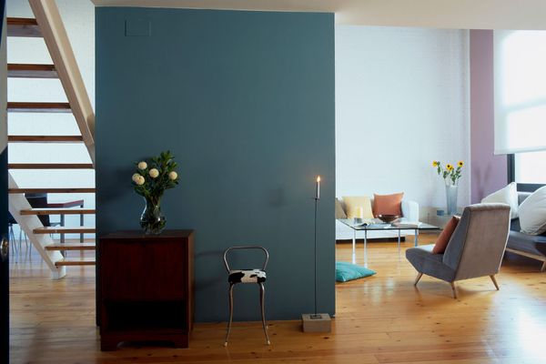 有很多木质装饰的客厅。