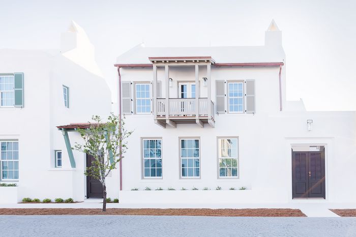 从街上看重建的爱丽斯海滩家园