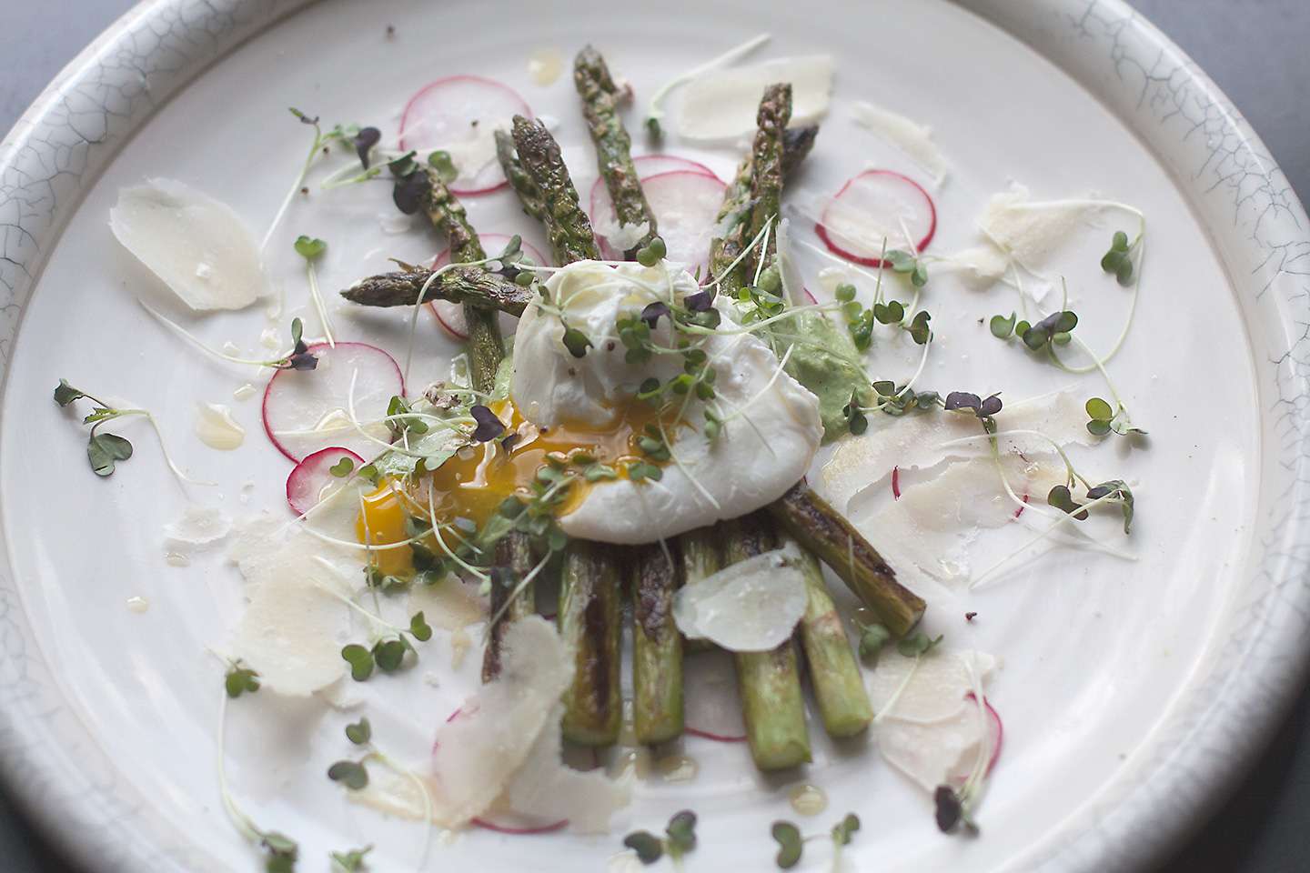 低碳水化合物荷包蛋配芦笋、豌豆和薄荷