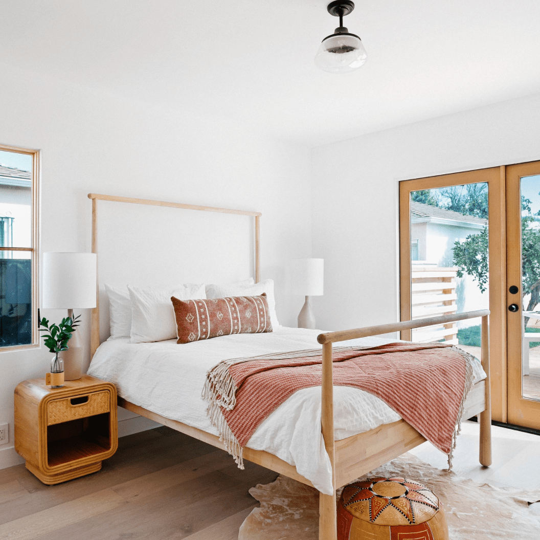 有木制床架的卧室