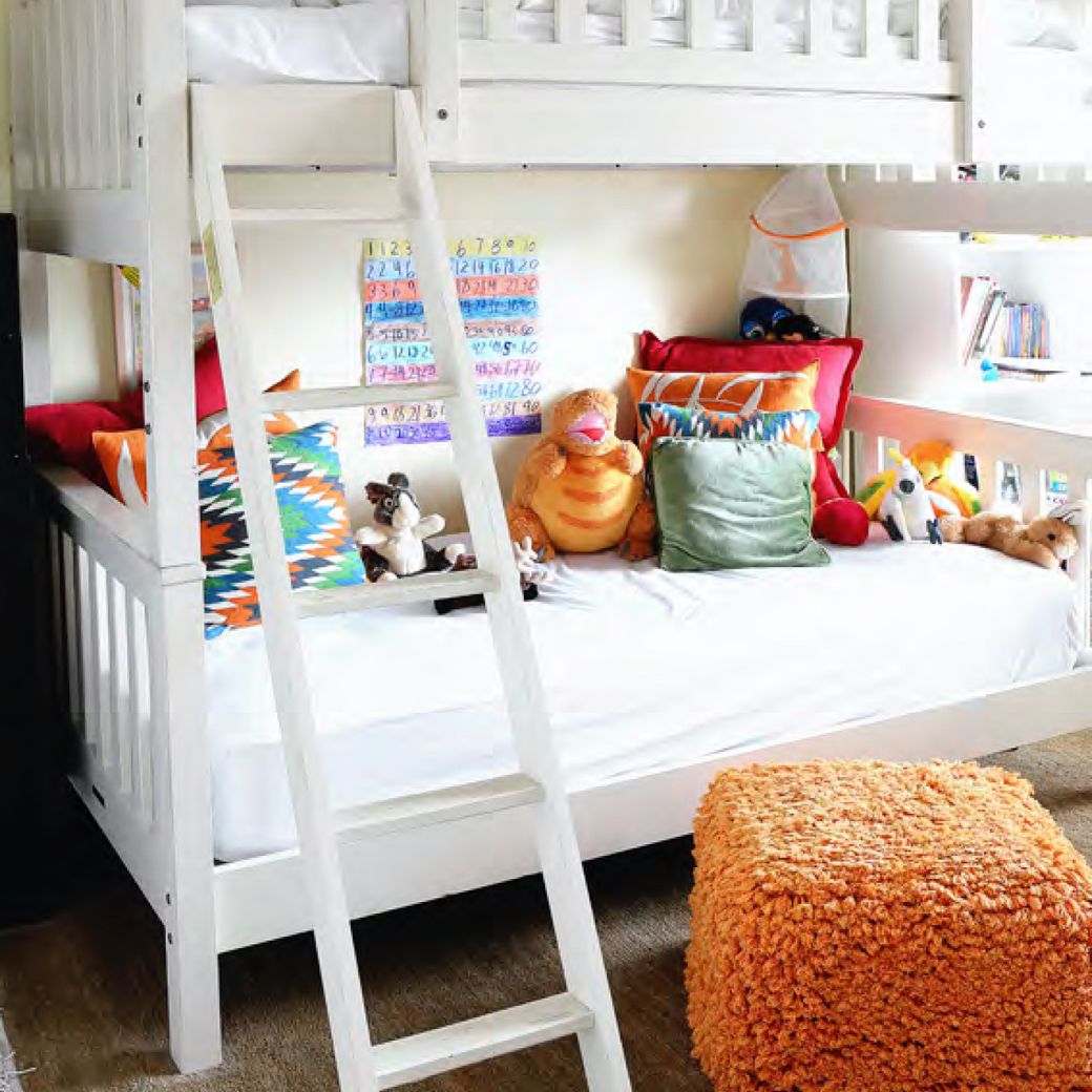 五颜六色的双层床在房间里