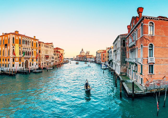 房屋的两排沿水路建