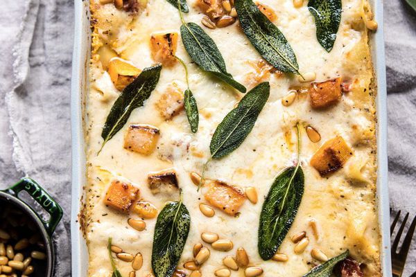 胡桃南瓜和阳光干番茄白色烤宽面条