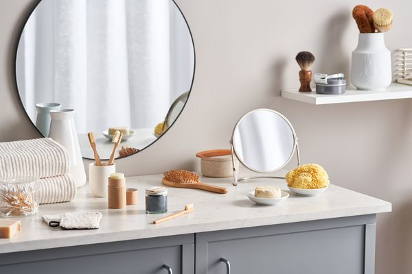 中性浴室梳妆台，柜台上有几个产品。
