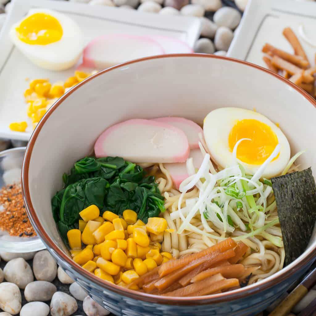 15分钟味噌拉面配方与热气腾腾的厨房海藻