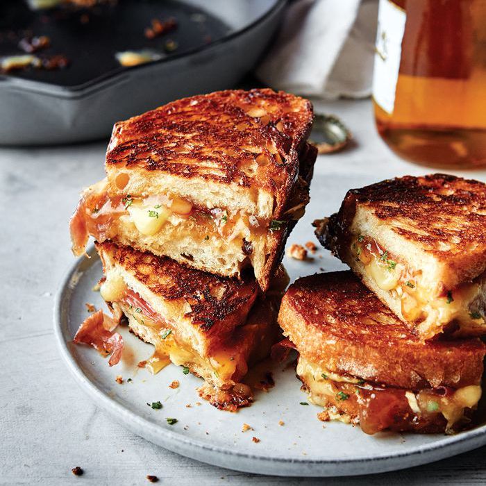 烤干酪图蜜饯，鼠尾草，火腿，和布里