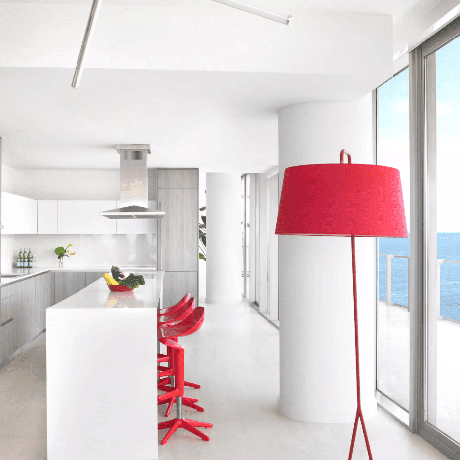 干净利落的白色厨房配上醒目的红色装饰