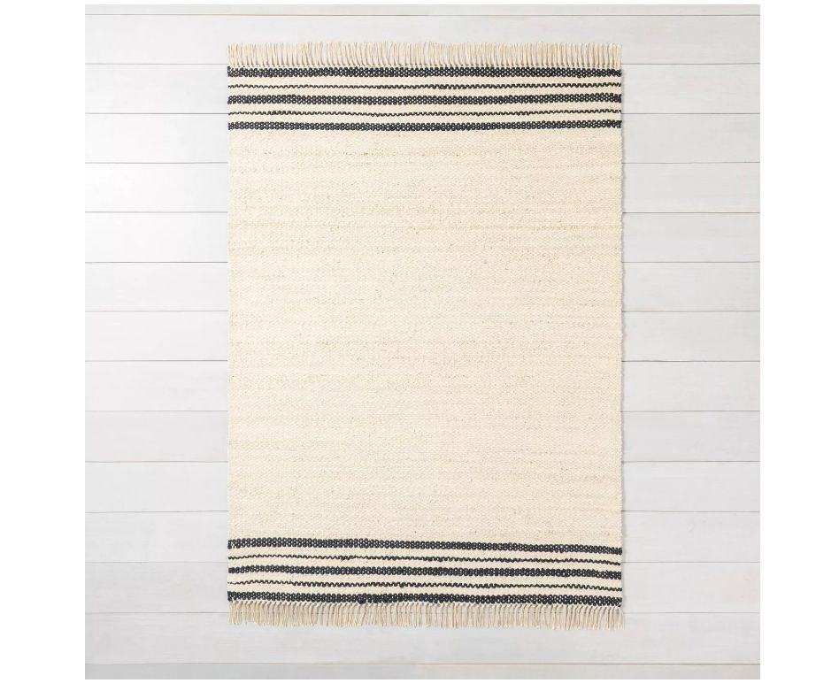 将一块编织的黄麻地毯上两端海军条纹。