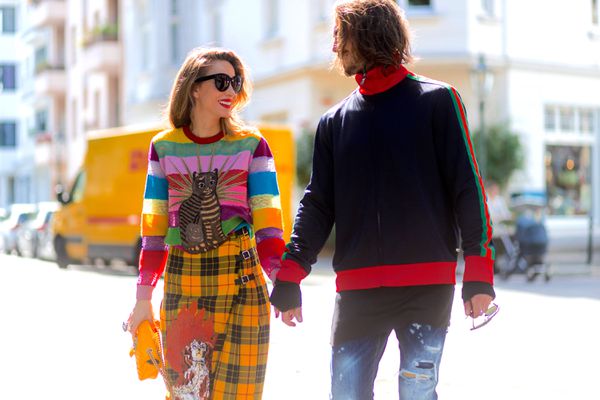 男人和女人牵着手走在街上