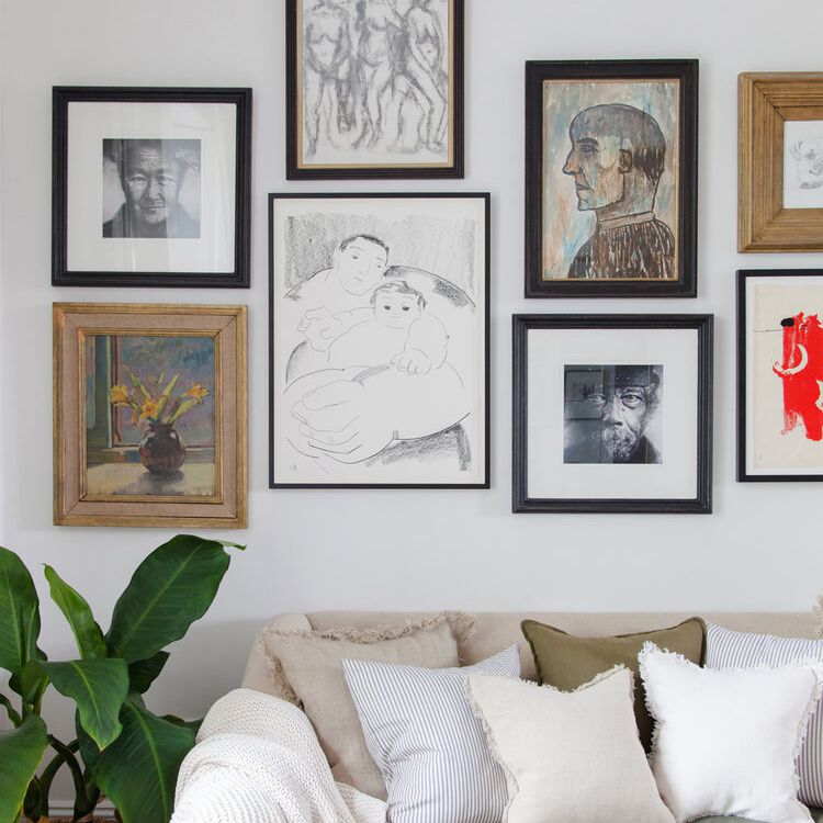 画廊的复古艺术墙。