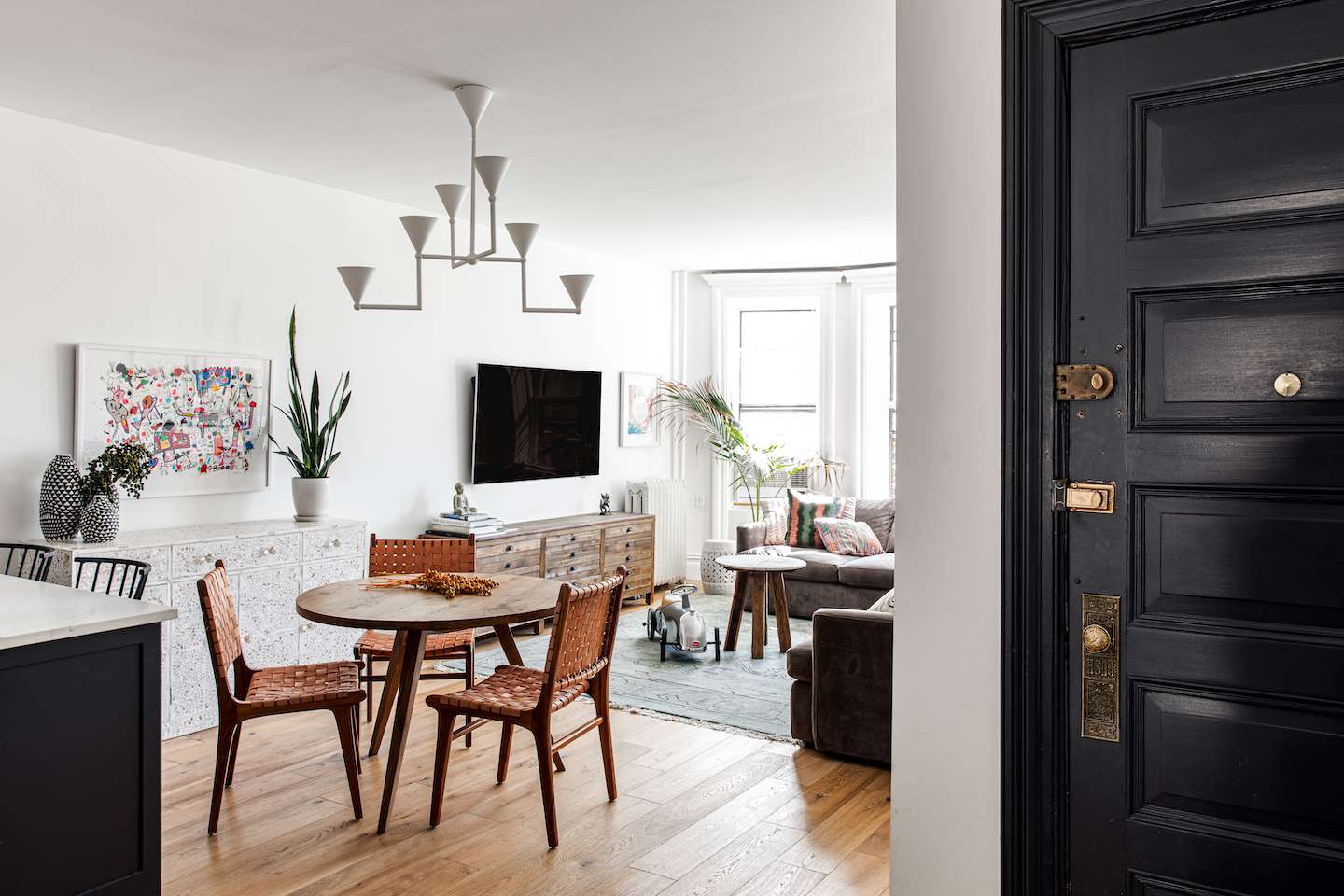 在公寓的生活和用餐空间看法。