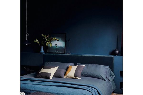 莎拉·谢尔曼·塞缪尔深蓝色的卧室