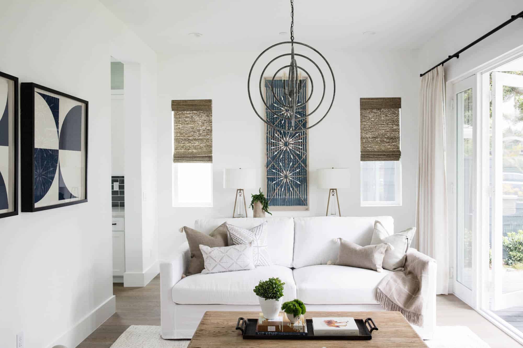 白色客厅有柔软的中性装饰。