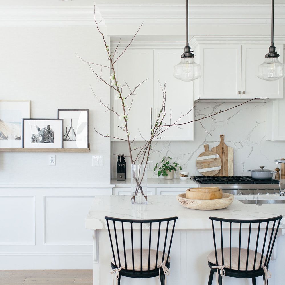 白色的厨房配上黑色的装饰