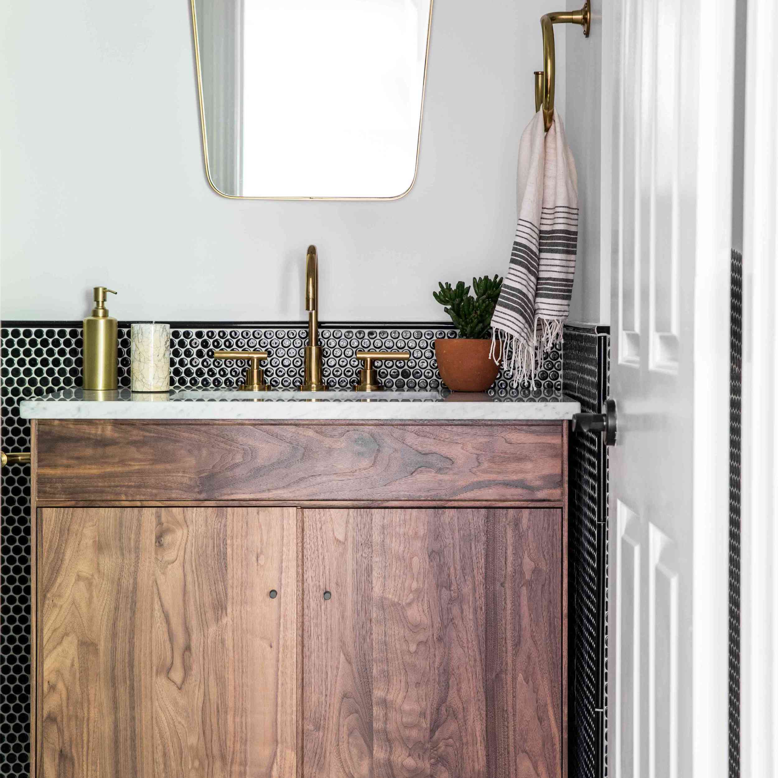 粉末室配有两种瓷砖和大胆的镜子