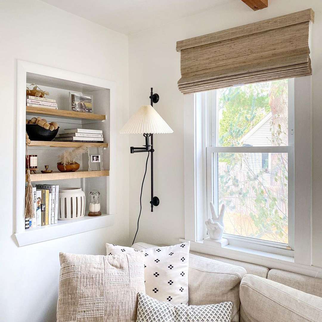 中性的客厅，内置搁板。