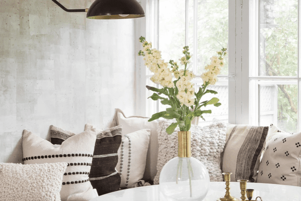 如何清洁桌上的铜烛台