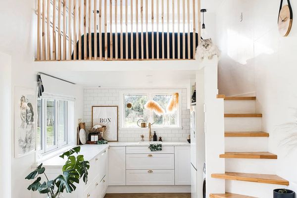 白色明亮的两层小住宅外观。