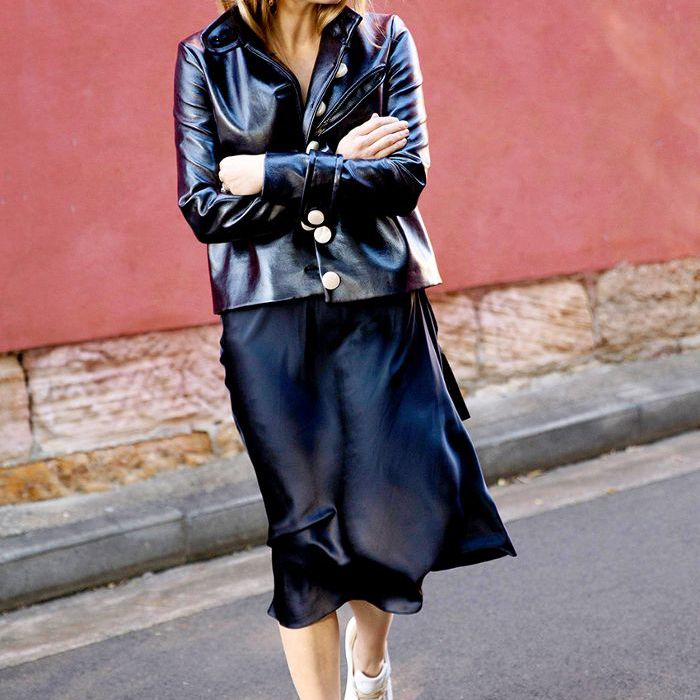 一个女人在一个黑色皮夹克和黑色礼服