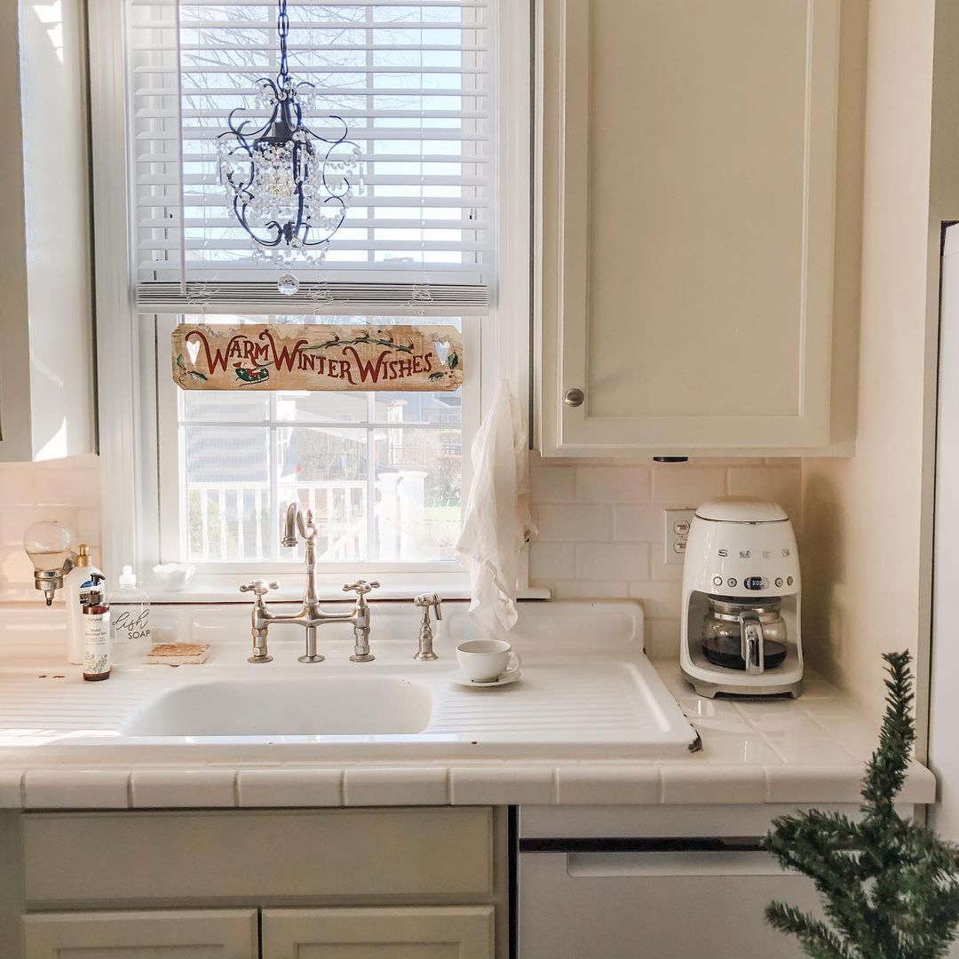 有白色瓷砖台面的厨房