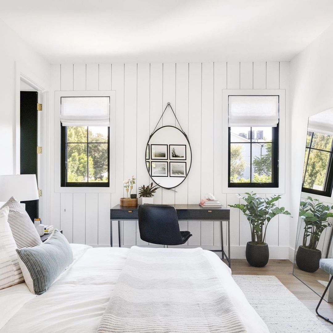 卧室配有圆形镜子挂