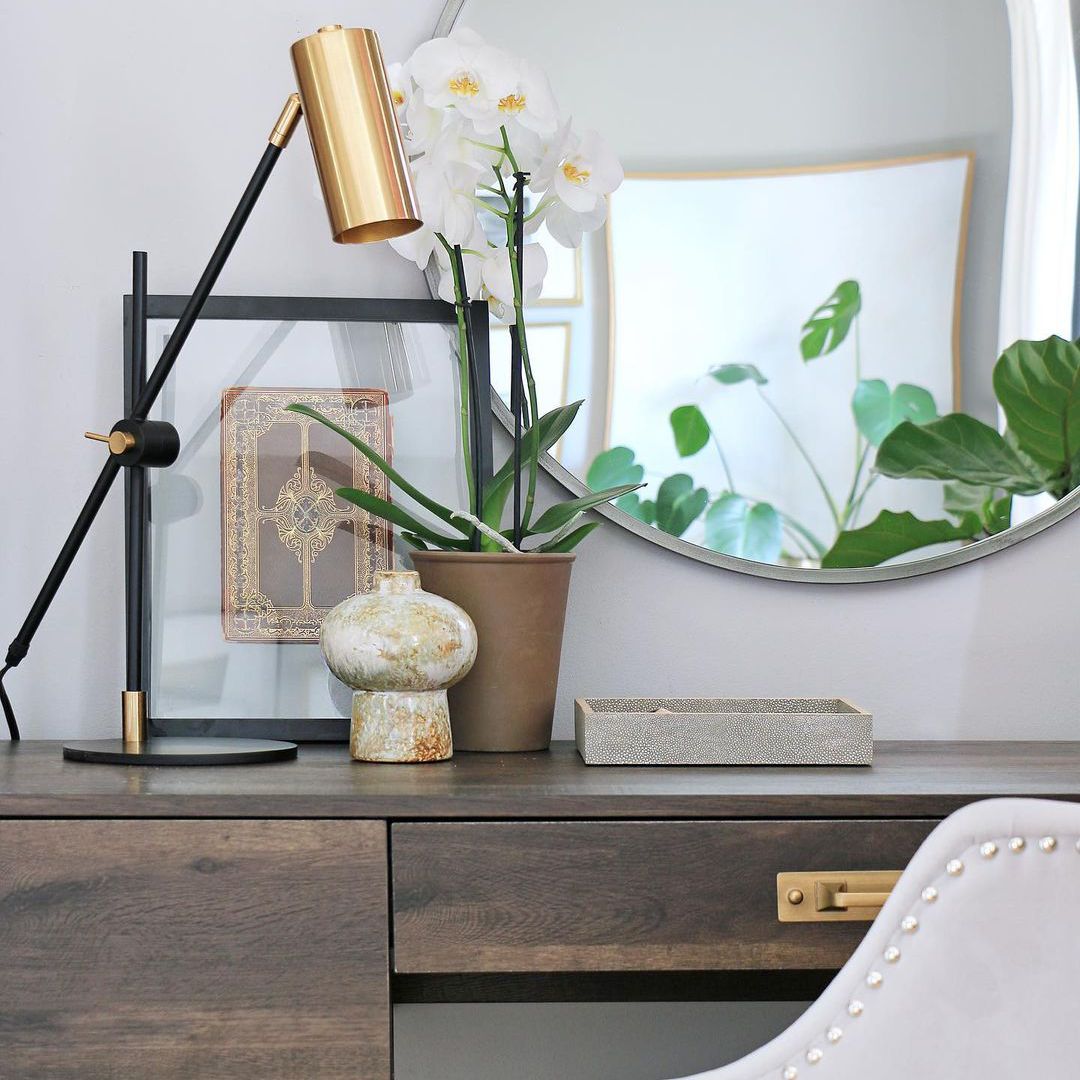 金色装饰的办公桌