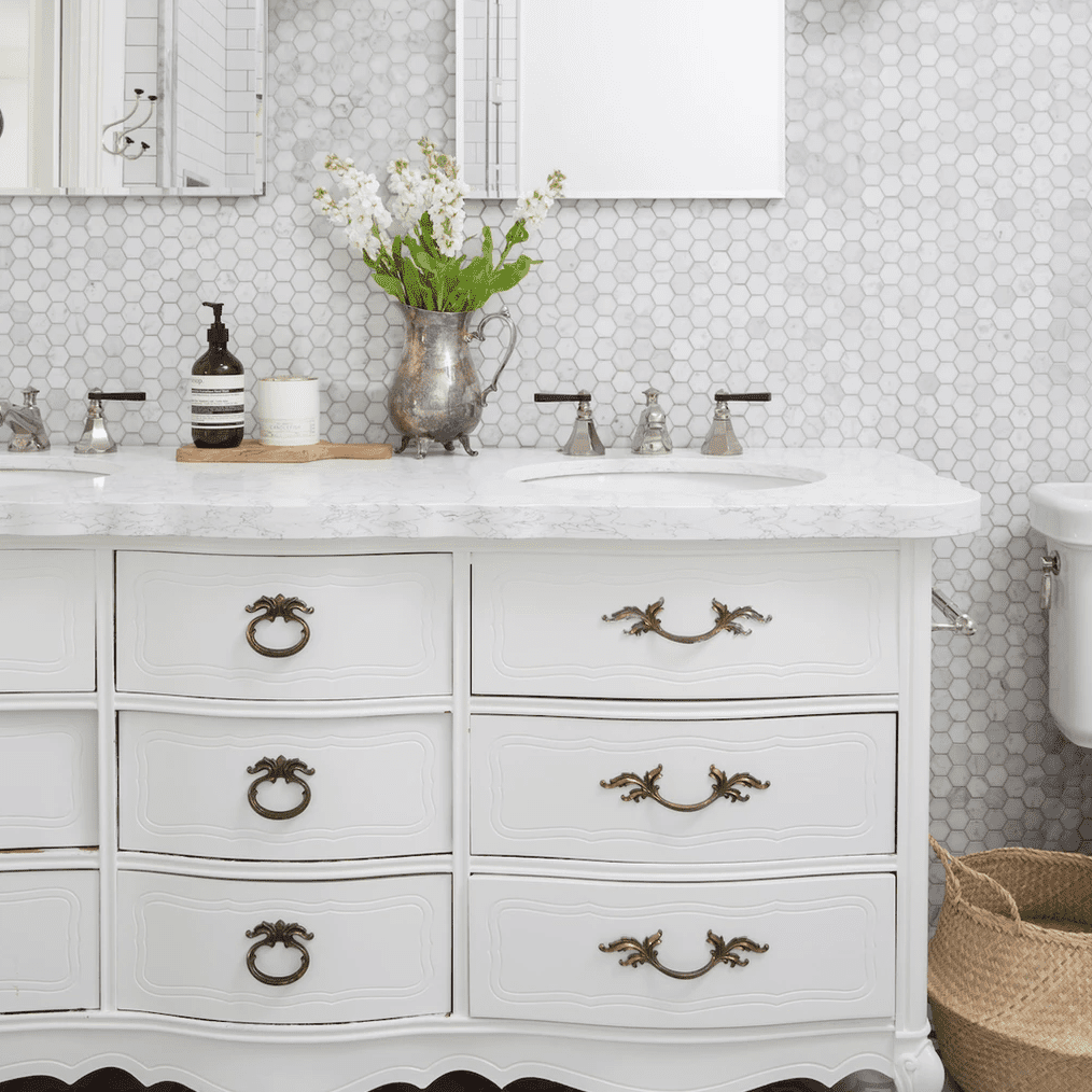 浴室的橱柜放在砧板上