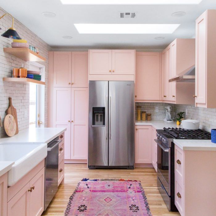 粉红色的厨房，粉红色的地毯